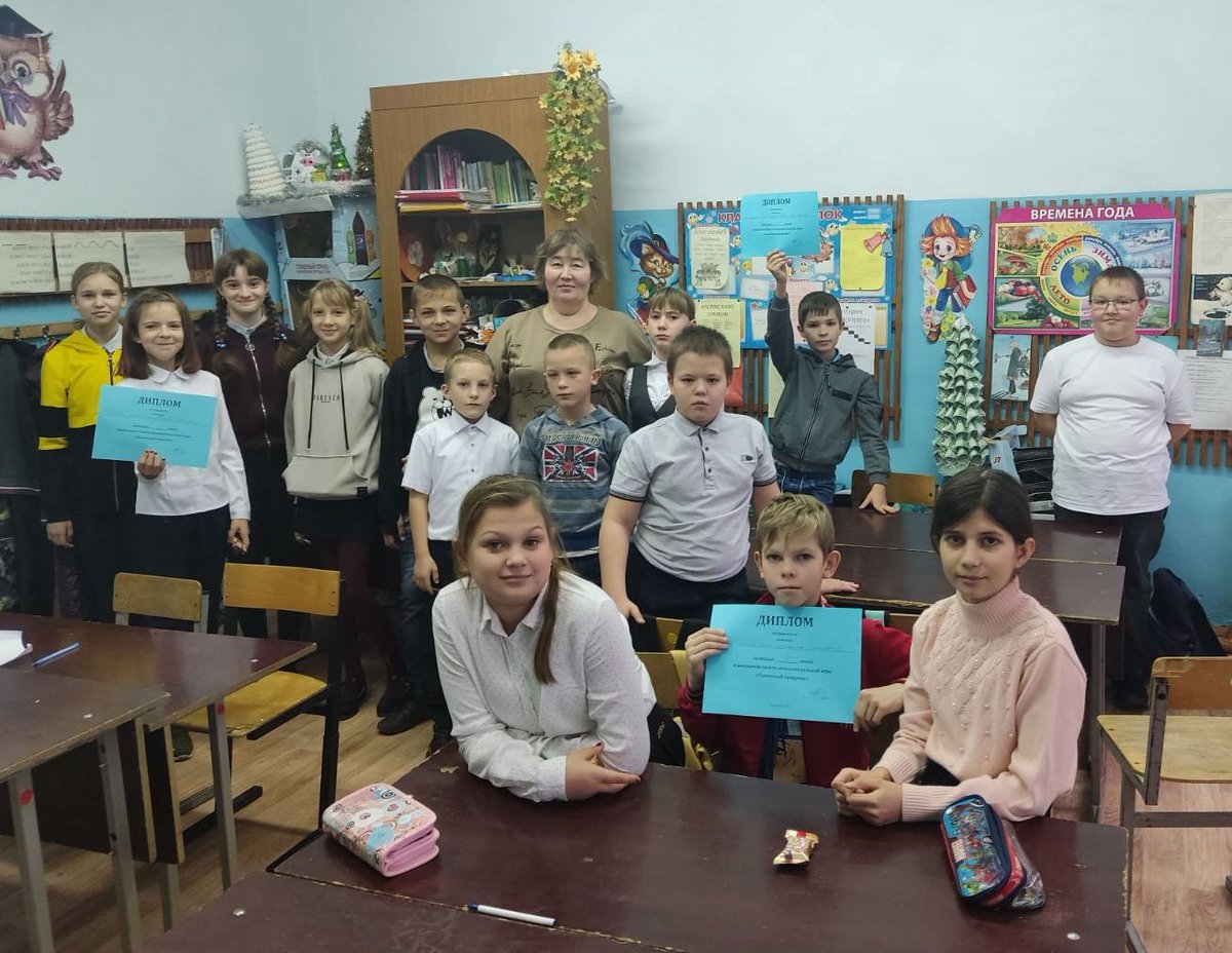 Ученики 4-5 классов ГБОУ СОШ №3 приняли участие в интелектуальном турнире "Сказочный сундучок". Три команды соревновались между собой в знании литературных сказок и мультфильмов. Первое место в школьном зачете заняла команда "Дружба".