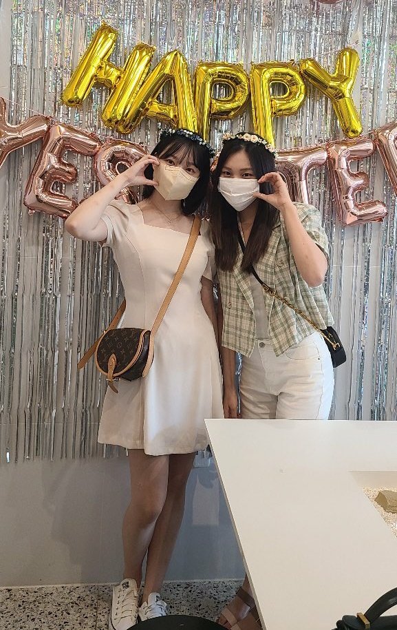 Ste_gOsH930's tweet photo. GFriend members visiting their birthday cafe this year ✅ https://t.co/BN1DZmVNQZ