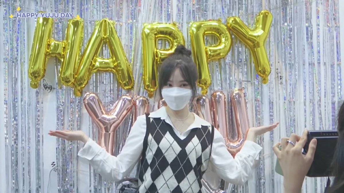 Ste_gOsH930's tweet photo. GFriend members visiting their birthday cafe this year ✅ https://t.co/BN1DZmVNQZ