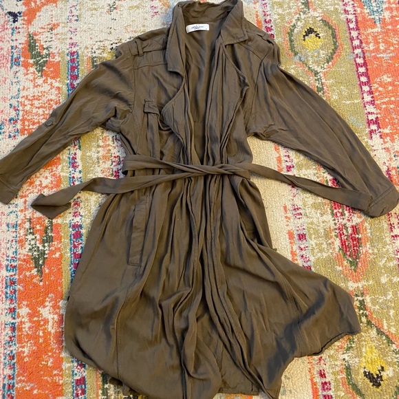 GreeneMallory's tweet photo. So good I had to share! Check out all the items I'm loving on @Poshmarkapp #poshmark #fashion #style #shopmycloset #carlyjeanlosangeles: https://t.co/4C68h38MBW https://t.co/0G0NcrOABR