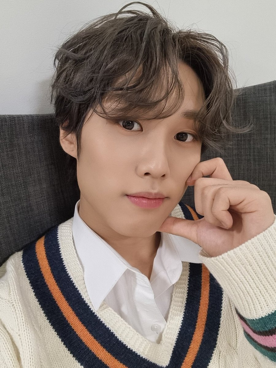 theboyzfolder's tweet photo. [📸FC] 061221 #JACOB posted this photo on fancafe !

caption - ' 4 years ❤ i love you ❤ thank you ❤ cuties ❤ '

#theboyz #더보이즈 https://t.co/8CRImbWftW