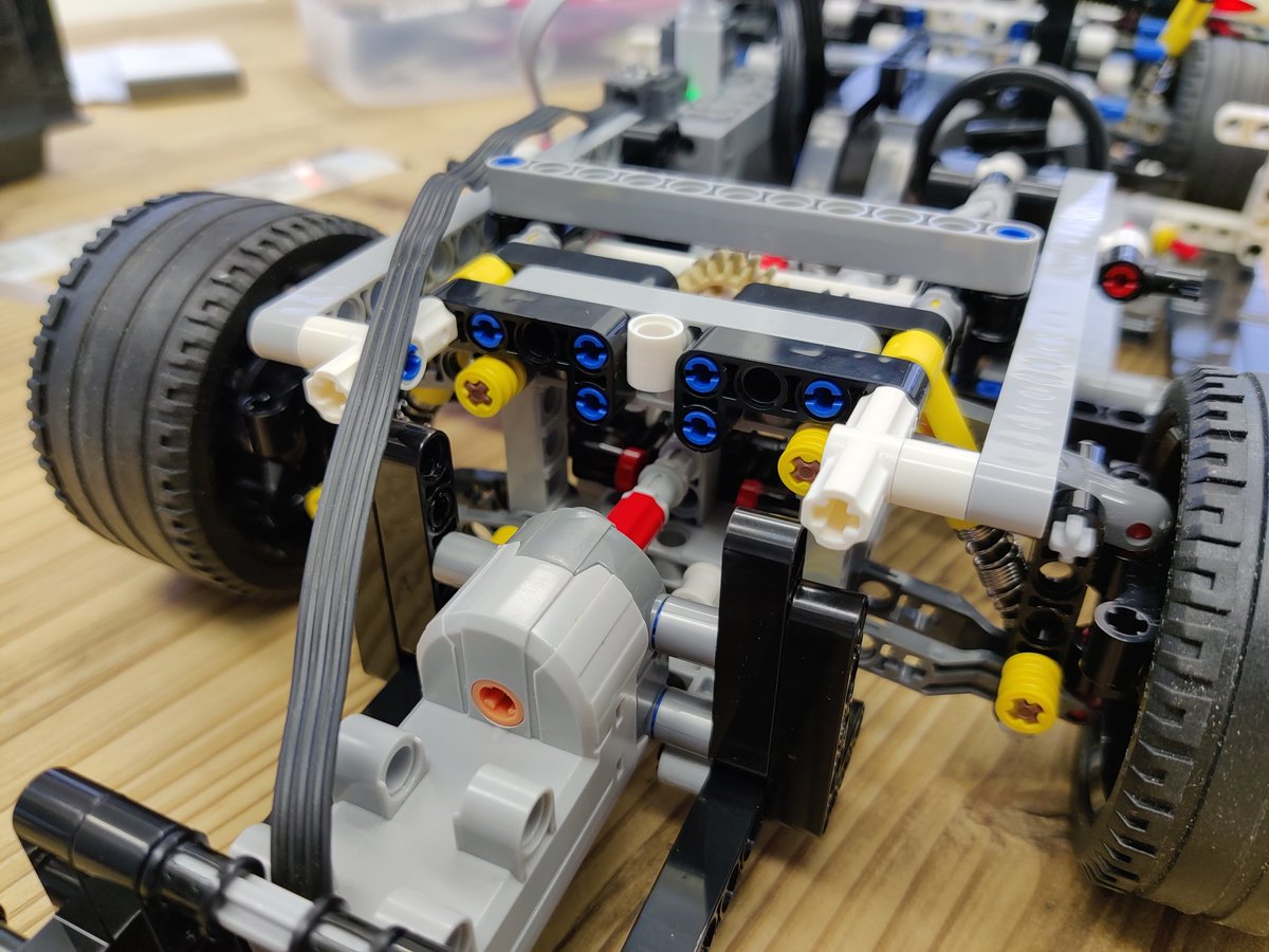 smilebrick's tweet photo. ステアリングボックスのロッドをバンパー側に延長して、モーターを組み込み。これで、ラジコン機構は完成。
ボディ載せるぞぉ
#lego #technic #porsche https://t.co/GFFNSoWVVM