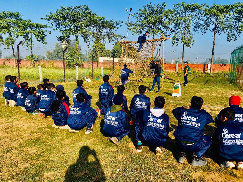 careerinfowisin's tweet photo. 💪Training..at @careerdefenceschool 🤛
Call Now 7419999228
#careerdefenceschool #makingofficersbuildingnation #hostel #hostellife #sainikschool #defenceschool #defenceforces #salute #soldier #commando #commandotraining #army #obstaclechallenge https://t.co/leT2GvDKfU