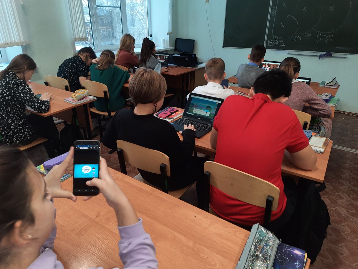 qumAqHHoVtxO2gJ's tweet photo. Обучающиеся ГБОУ СОШ с.Бобровка приняли участие во всероссийском образовательном проекте Урок Цифры, посвящённом разработке игр. Узнав какие специалисты разрабатывают различные игры, каждый смог примерить на себя роль разработчика игр, пройдя увлекательные тренажёры. https://t.co/Y5TehppoCK