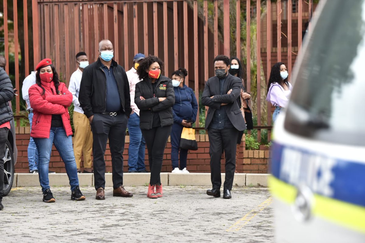 EFFSouthAfrica's tweet photo. SG @DlaminiMarshall, DSG @mailola_poppy, TG @OmphileMaotwe and the EFF Head of Political Education Commissar Dr @MbuyiseniNdlozi at the Randburg Magistrate Court Today. https://t.co/7v5eKX7IYf