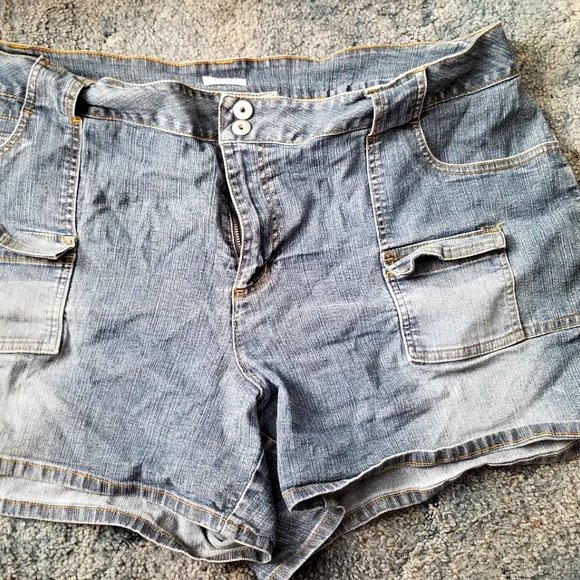 wojmama's tweet photo. So good I had to share! Check out all the items I'm loving on @Poshmarkapp #poshmark #fashion #style #shopmycloset #carolinablue: https://t.co/unVmLd28y9 https://t.co/Nfd8v1vvUr