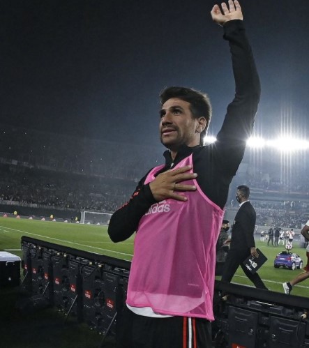 AsesoresCarp's tweet photo. Un amor incondicional como el nuestro no va a morir jamás 🦁 .
Gracias @LeoPonzio_ok por estar en las malas,nunca te vamos a olvidar,que seas feliz en el rol que gustes,vos nos elegiste y hoy #River es tu casa. https://t.co/WJPKzANRu5