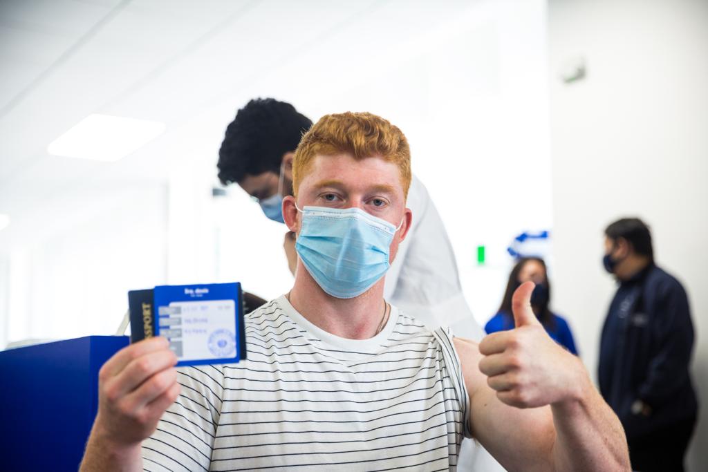 SaludSV's tweet photo. El personal de vacunación del Megacentro del @HospitalSV sigue atendiendo a salvadoreños y extranjeros. 💉

Haz tu cita aquí: https://t.co/N9B0KCOAMh https://t.co/ng65wiDksU