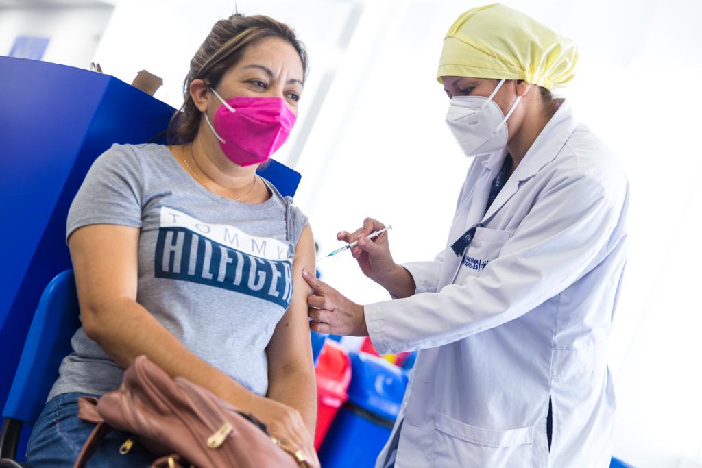 SaludSV's tweet photo. El personal de vacunación del Megacentro del @HospitalSV sigue atendiendo a salvadoreños y extranjeros. 💉

Haz tu cita aquí: https://t.co/N9B0KCOAMh https://t.co/ng65wiDksU