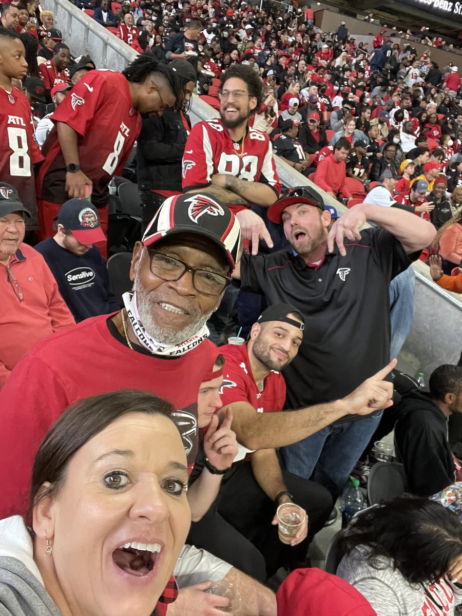landers_melinda's tweet photo. Buccaneers and falcons game https://t.co/OT1Fau7ktq
