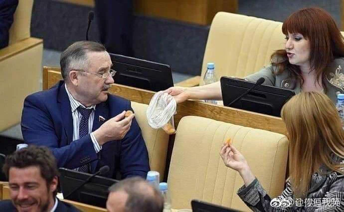 プーチン大統領がホールから出て行った後のロシア議会ｗ緊張から解放された瞬間‪w‪w‪w