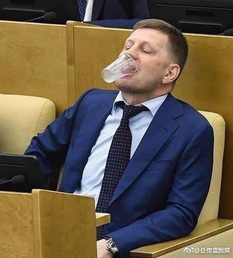 プーチン大統領がホールから出て行った後のロシア議会ｗ緊張から解放された瞬間‪w‪w‪w