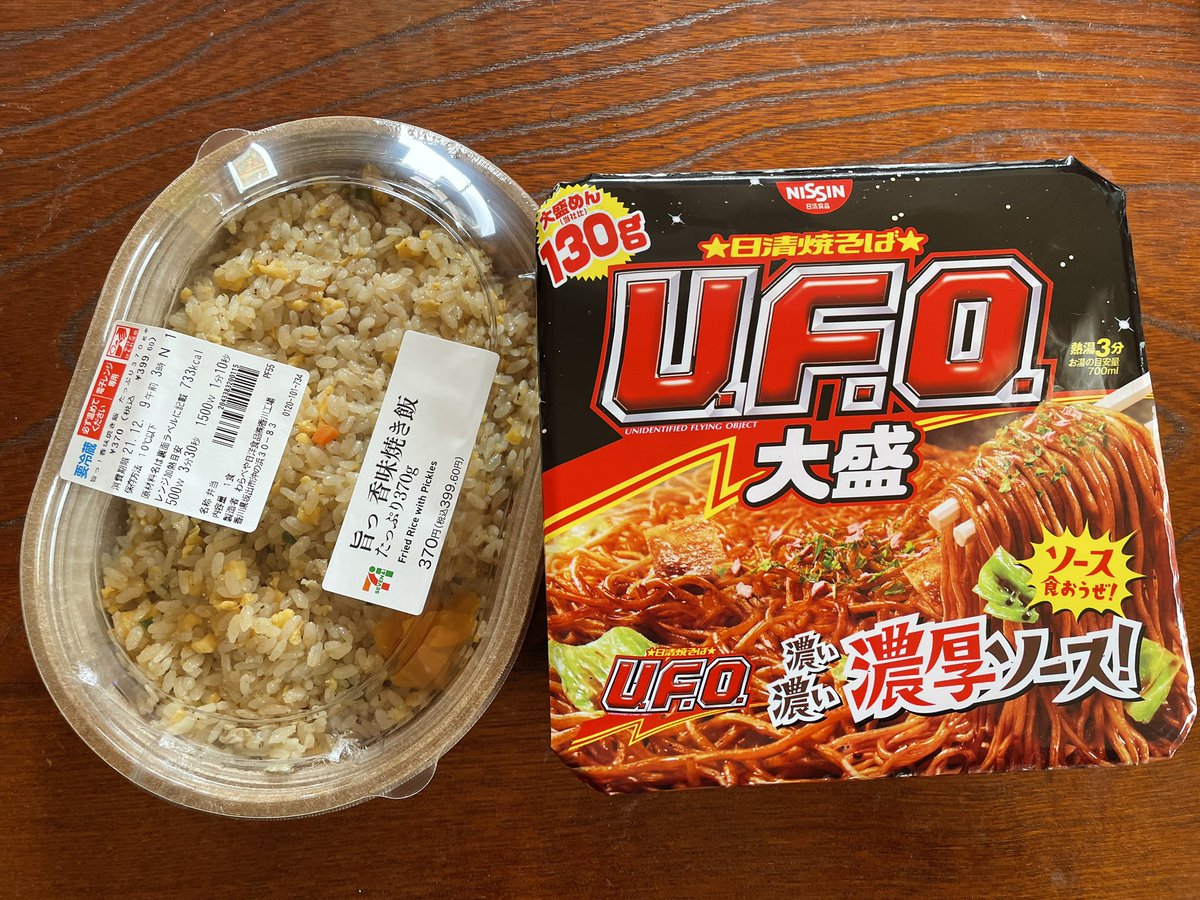 _ATS52gk's tweet photo. 今日のランチ😋
どうしてもカップ焼きそばが食べたくて。
焼き飯との組み合わせはどうなんだ💦

#ランチ
#カップ焼きそば
#UFO
#ペヤング派UFO派
#どっち https://t.co/HzPweaTd0A