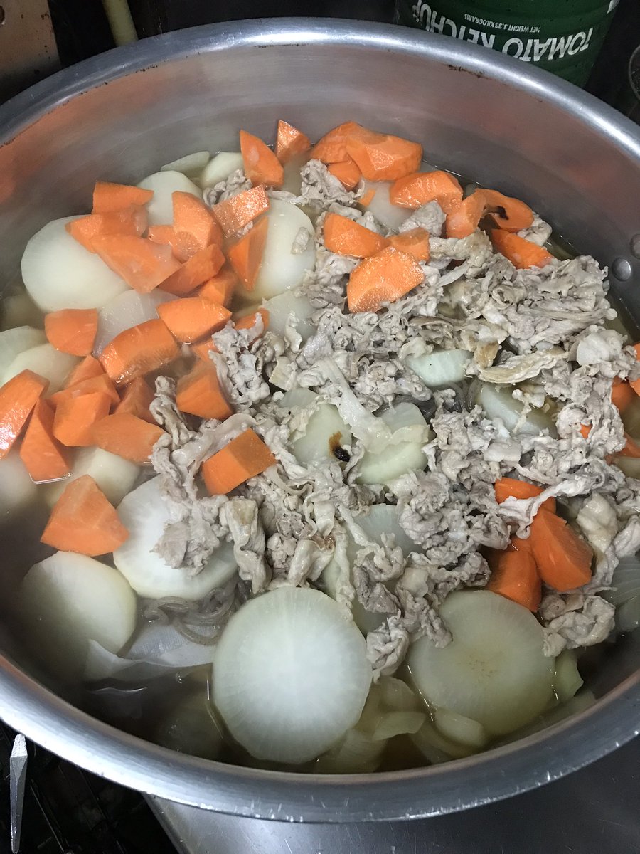 IZAKAYA_YAAMA's tweet photo. おはようございます！
また今週も始まりました！
今日のオススメ100円おかずは、大根と豚のたいたんです！
早い者勝ちです😊
是非食べに来てください！

100円スイーツも、登場ですよ！ https://t.co/JdTSc0el1y