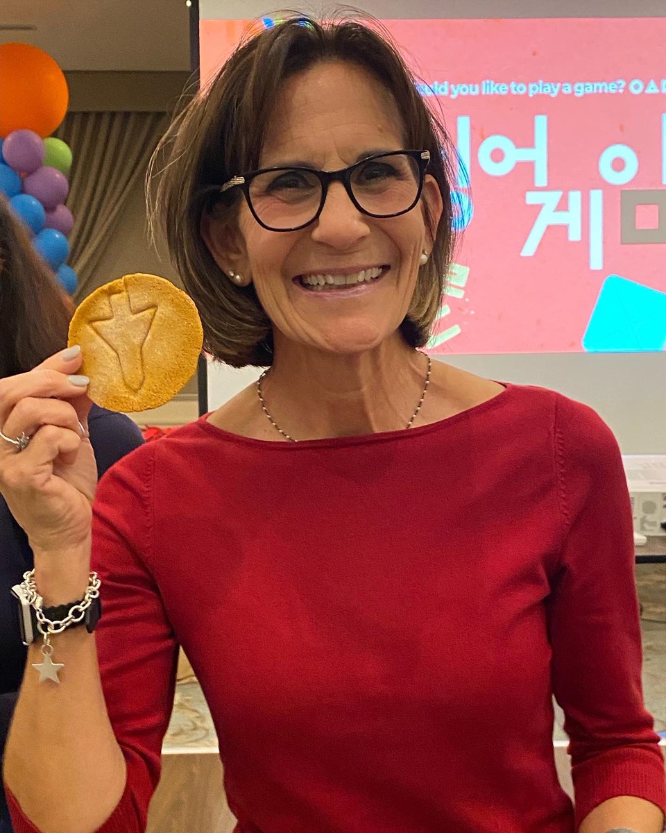 KeppelVAPA's tweet photo. Last night we celebrated the publication’s of Epic Korean by the Foundation for Korean language and Culture in the US. A kindergartner from Monte Vista elementary sang the Star Spangled Banner and Ms Tonoli won the Dalgona candy game! #FKLAC @GlendaleUSD https://t.co/d7OkaTWpSp