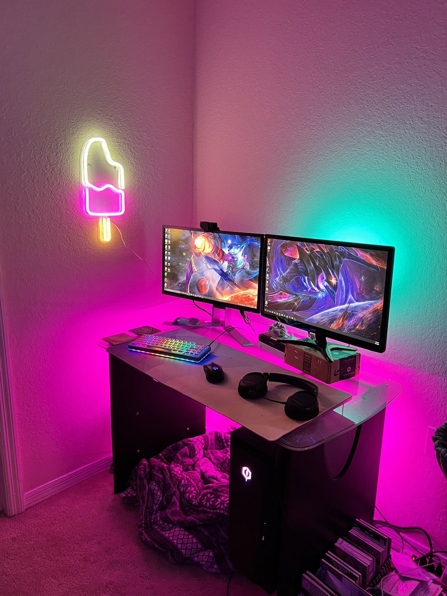 blimpshrimp_'s tweet photo. peep my hi-tech monitor stand 👀 https://t.co/53plGvFdJI