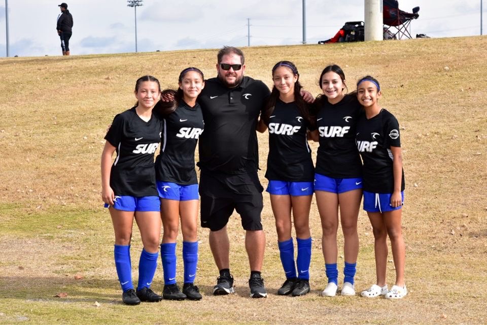 bellasurf01's tweet photo. Another great weekend with #STXSurfSelect. It was awesome seeing these girls dominate the field, going undefeated and not allowing a single goal against in the competitive @TSSCollegeBound showcase. Can’t wait to be back on the pitch with them! #SurfProud #SurfSelect 🌊🏄🏻♀️ https://t.co/taxN5t91ck