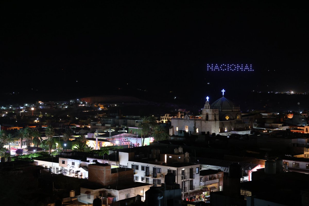 MetropolitanoAg's tweet photo. Así el espectáculo de drones en la Feria Nacional de la Guayaba #CalvilloEnLasNubes https://t.co/2YilM8gUY4