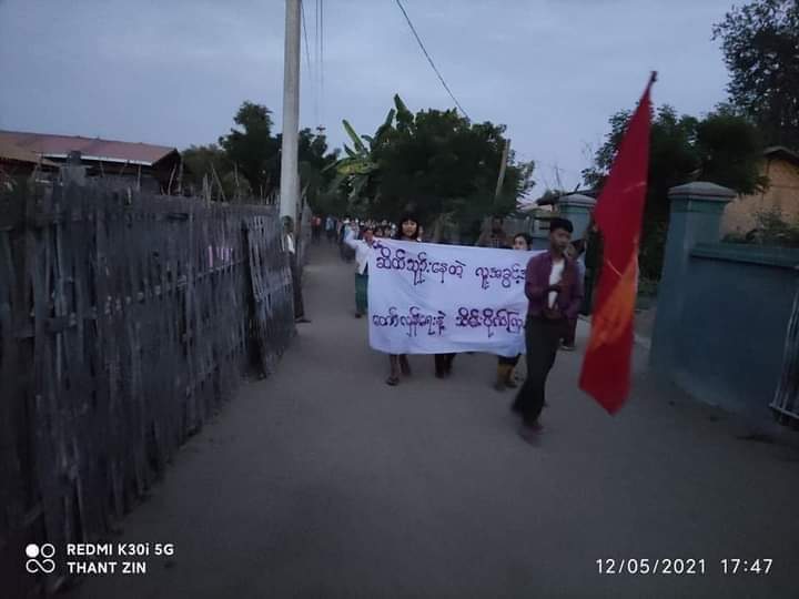 Mnla98479375's tweet photo. Led by protester people of #YeKyiPin village in #Yinmarpin Township staged a protest rally on December 5, against the terrorism facist army.
#Dec6Coup
#TerroristsJunta
#WhatsHappeningInMyanmar https://t.co/KLTtspYTa6