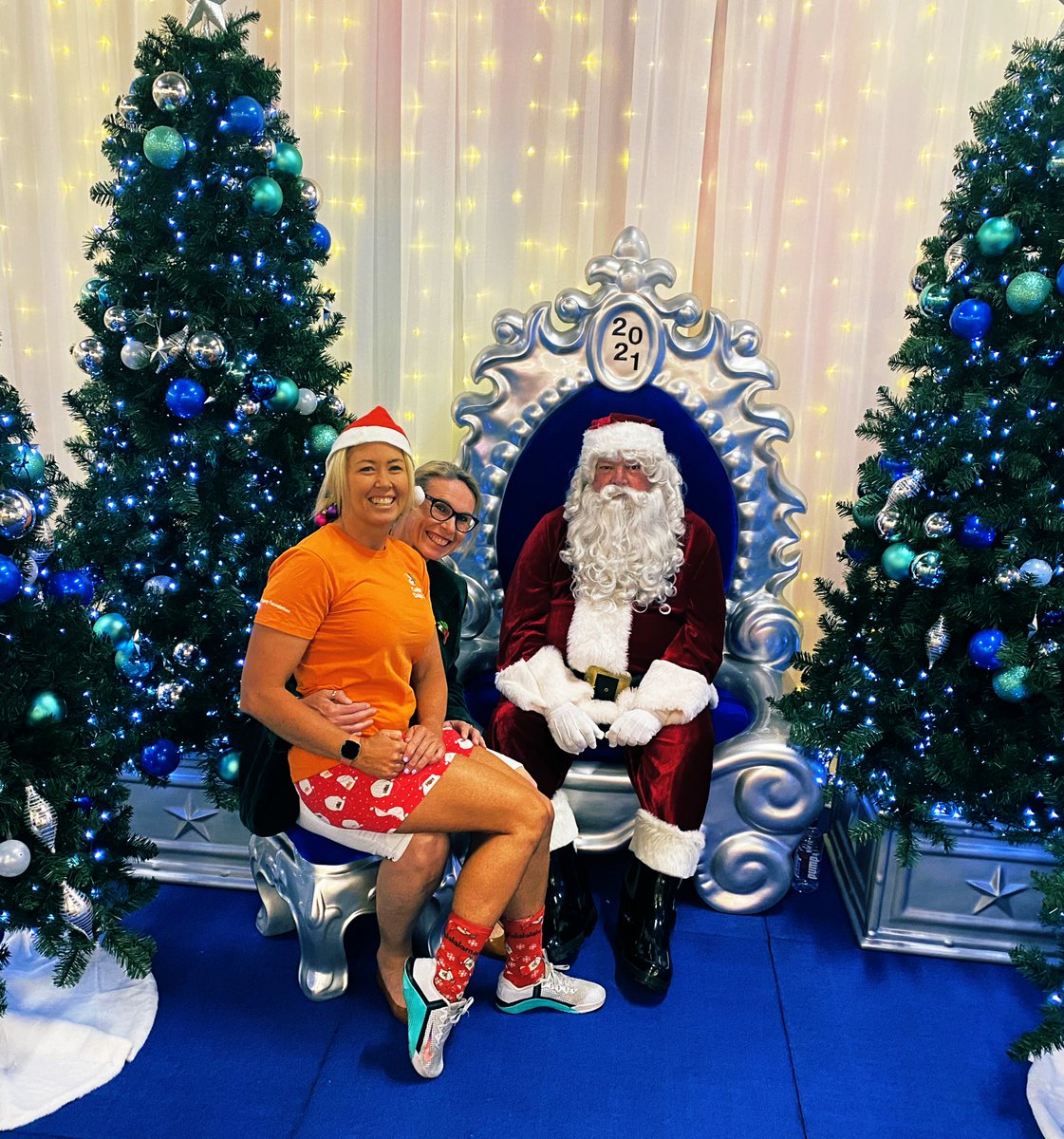 Wongy4Burpees's tweet photo. We werenโt allowed to sit on Santaโs knee, but no one said anything about sitting on Lisaโs knee? ๐คฃ๐คฃ @FranklMaude #SantaPic https://t.co/lQWHc47OZa
