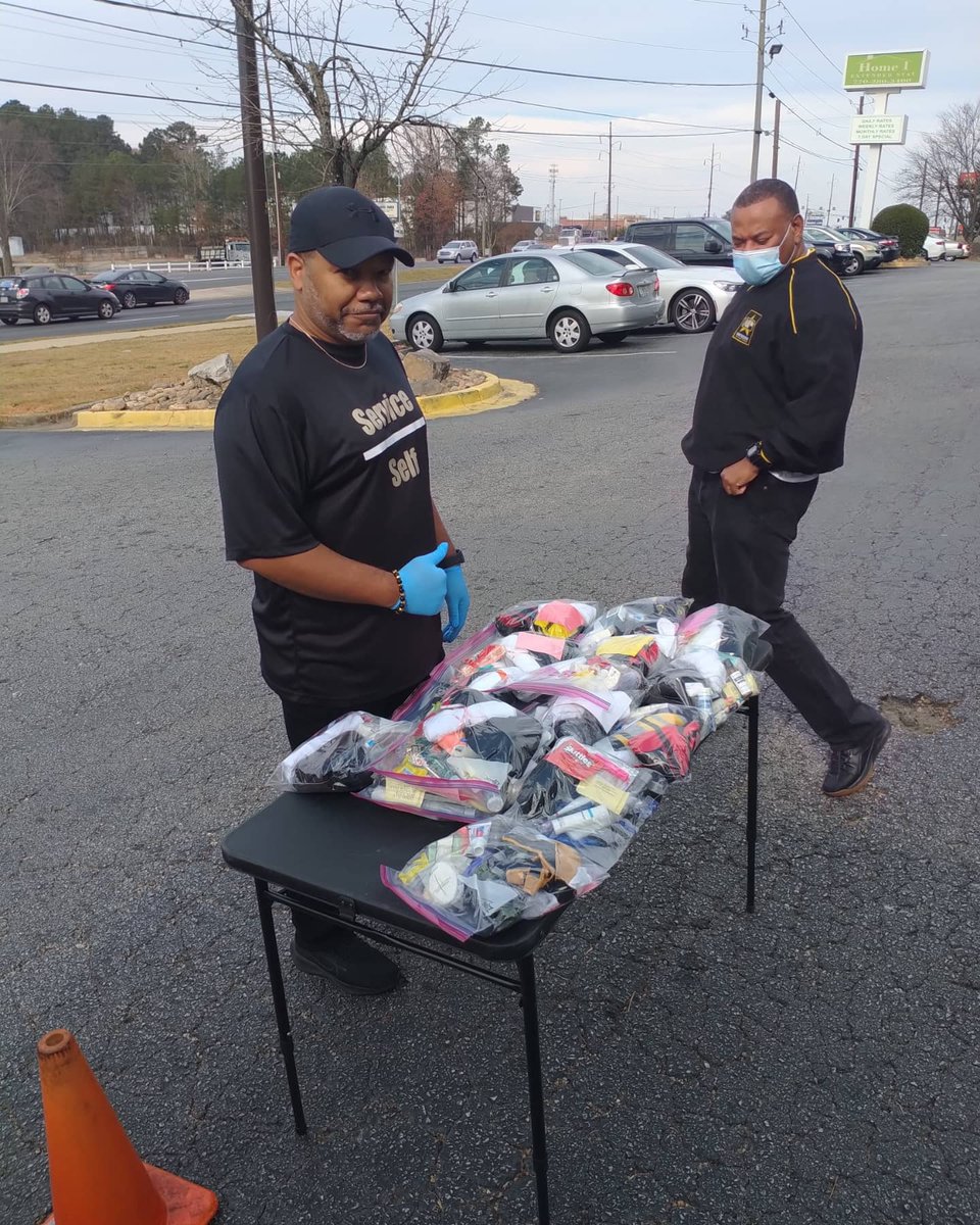 ClaytonAlphas's tweet image. On yesterday, the Brothers of Alpha Phi Alpha Fraternity, Inc, Pi Gamma Lambda Chapter, were out providing food and personal items. We will always be Servants of all!!! #alphaphialphafraternityinc #ClaytonCountyAlphas #pigammalambda #servantsofall #APA1906Network #ForThe7Jewels