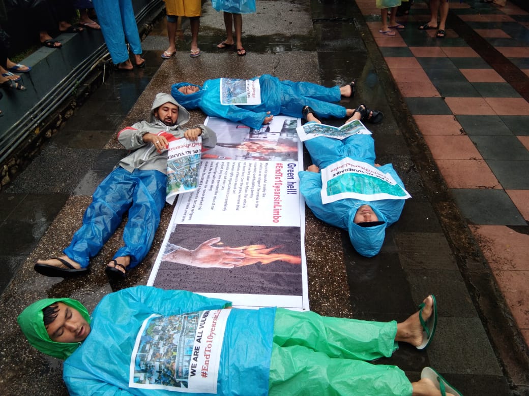 Ali79723059's tweet photo. It's our 23th day sit down strike in front of UNHCR office in pekanbaru city Indonesia, our demand is just resettlement n fast process but unfortunately till now they didn't come to talk with us even did not respond our letter4 refugees have sewn their lips.
#EntTo10yearsinLimbo https://t.co/oMDcjuUTup