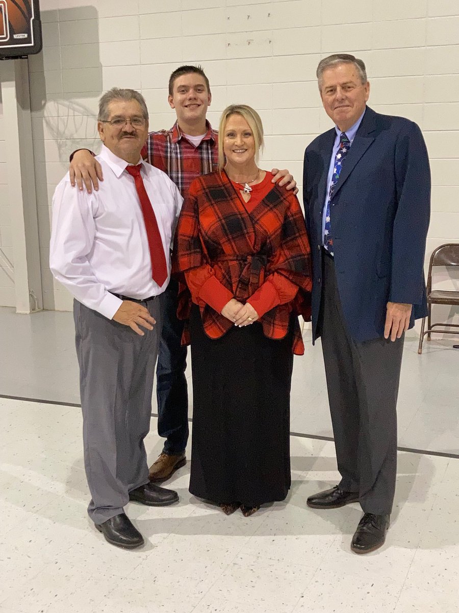 MclaneRob's tweet photo. Evangelist Lyndon Longoria and his family. Christmas musical and good preaching at New Hope this evening. https://t.co/pAtXEo6RLa