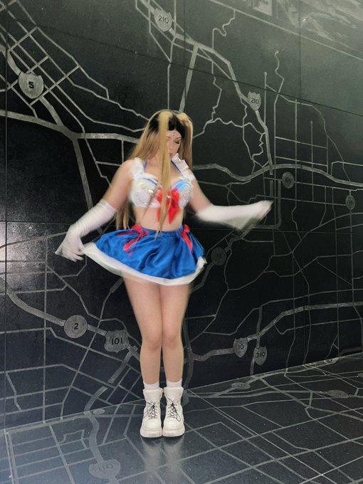 Today was chaos. Grateful 🌙 #lacomiccon2021 https://t.co/5y6jBcV6RC<a href="/tag/lacomiccon2021"class="tags">#lacomiccon2021</a>