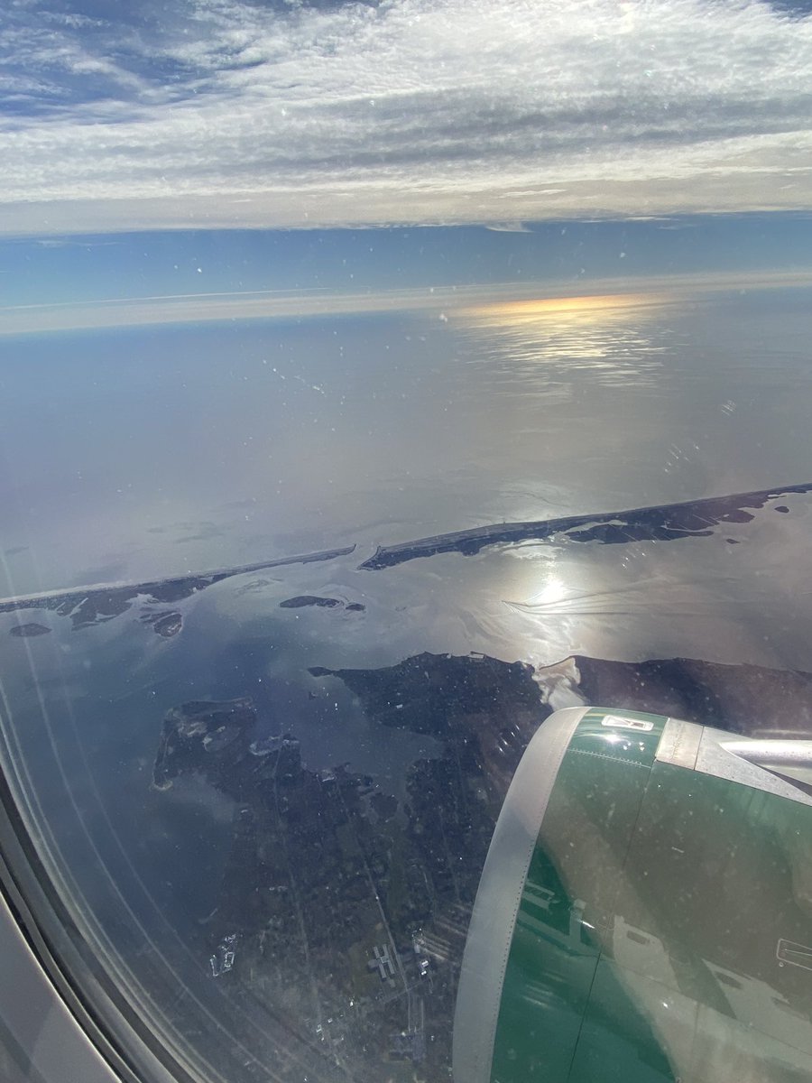 Hey <a href="/FrontierCare/">Frontier Airlines</a> <a href="/FlyFrontier/">Frontier Airlines</a> great flight today, awesome flight attendants and lovely view taking off.   That’s the #harpseal on the wing over #LONGISLAND 👍🏻🌈😬