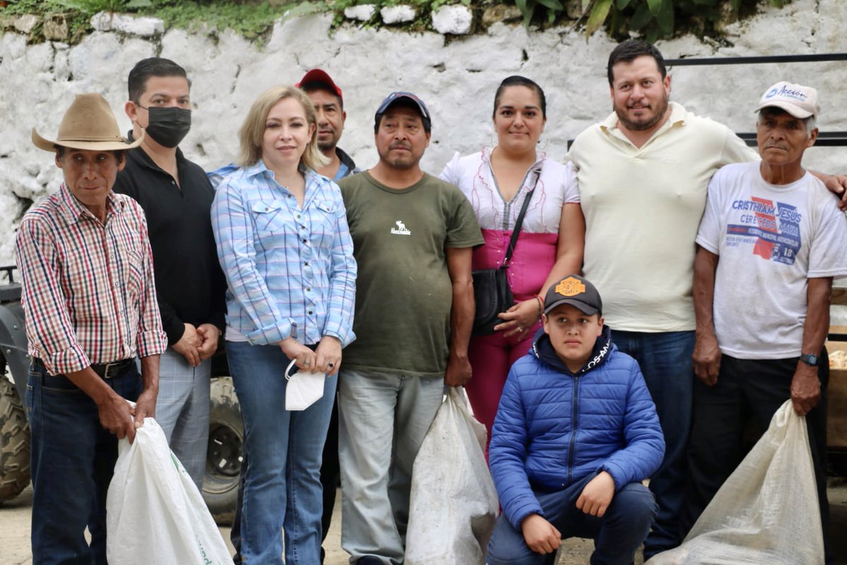 claudialunai's tweet image. Agradezco a Cristhiam Cerecedo Maya, Presidente de la Comisión Organizadora del PAN en Xochicoatlán, quien promovió esta actividad y nos recibió muy cálidamente. 
#PanHidalgo #AcciónNacional