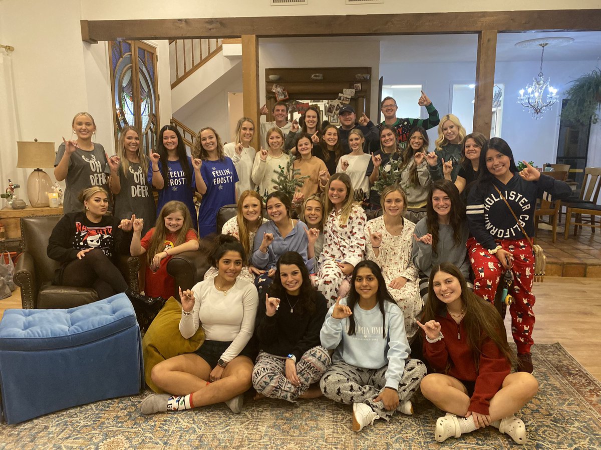 hputxwsoccer's tweet photo. Had a great night with the team at our Christmas Party! Thank you @Sims_HPUAD and Shannon for hosting us for the night! #Joy #WeAre1 #StingEm🐝⚽️ https://t.co/GYac4DGkVO