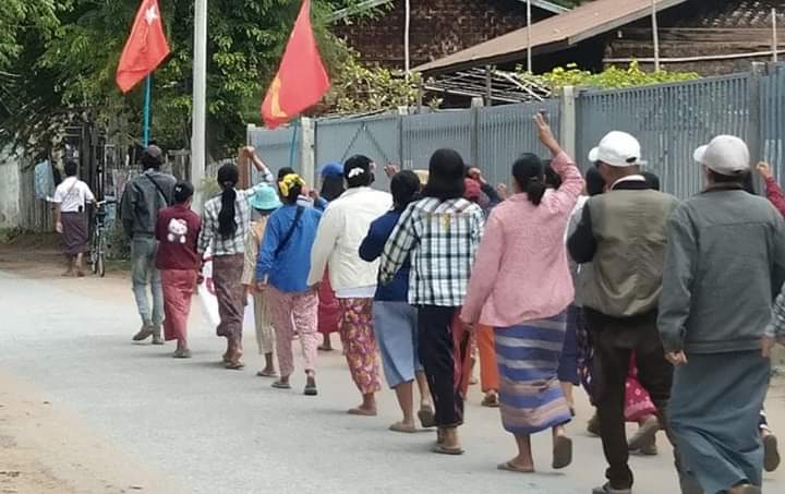 A daily protest of ShweBo township, Sagaing marched in support of NUG and protested against the military terrorists.

#WhatsHappeningInMyanmar
#Dec6Coup #TerroristsJunta