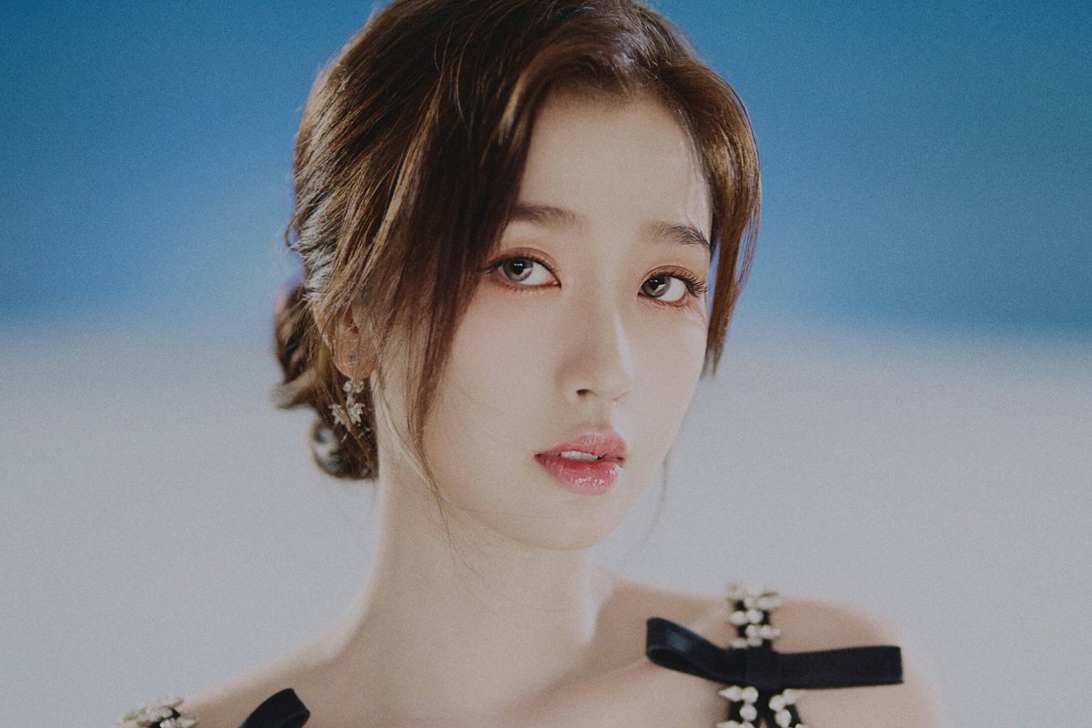 yushuxinarchive's tweet photo. Happy Graduation to our precious esther ♥
#YuShuxin #EstherYu #YuShuxinGraduation https://t.co/PIPRJVm9mi