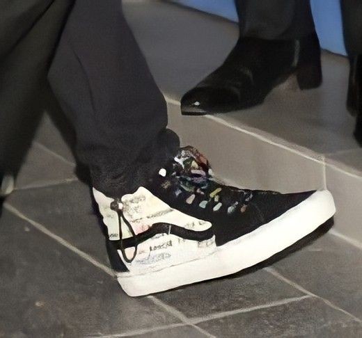 daechwitannies's tweet photo. yoongi's gay little shoes walked so that his bisexual little hat could run https://t.co/e9vViI54M0