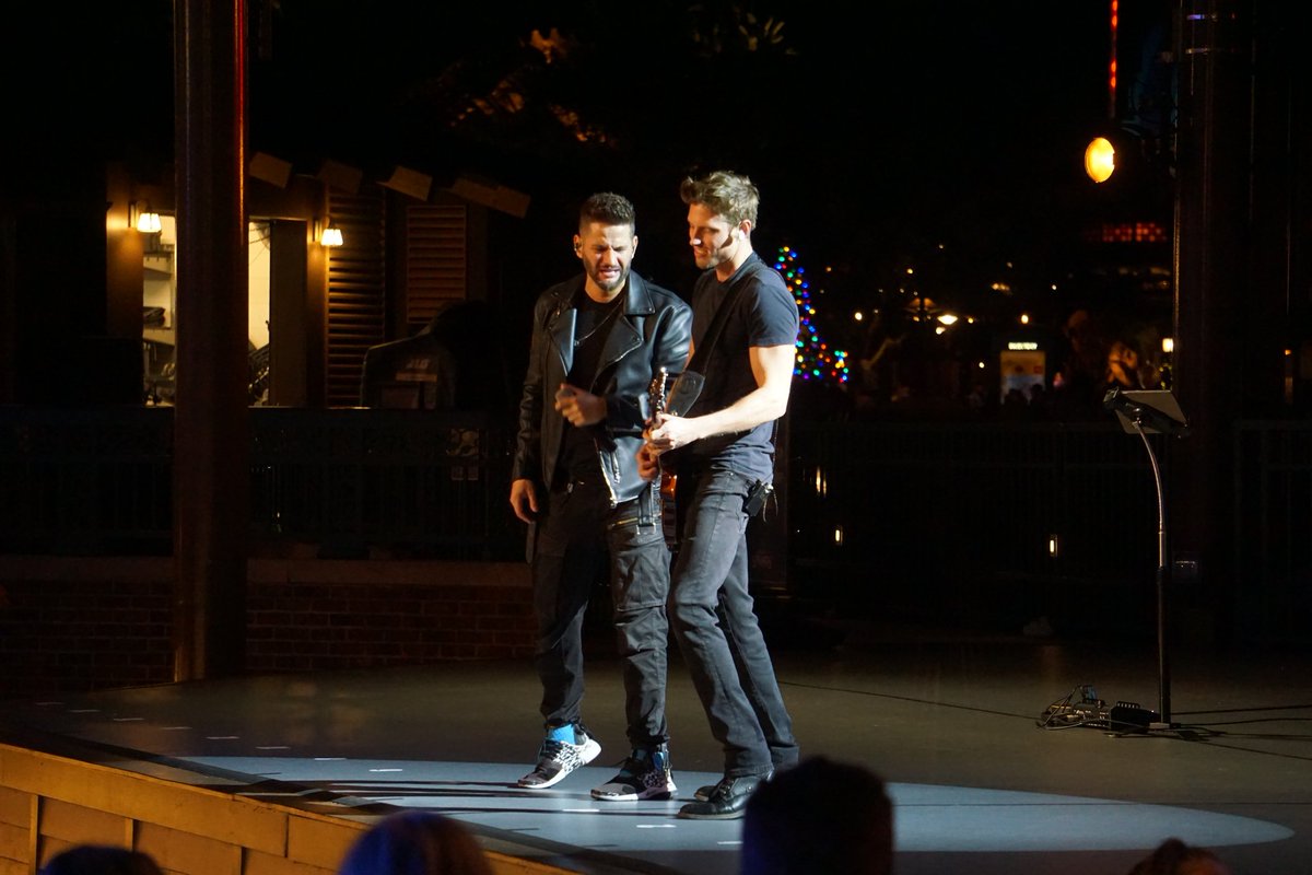 ken_robles's tweet photo. @DreyC_Official saw you at Disney Springs tonight. Thanks for the dope show! Here's a few of the shots that I took earlier. https://t.co/xBqbYGoW9F