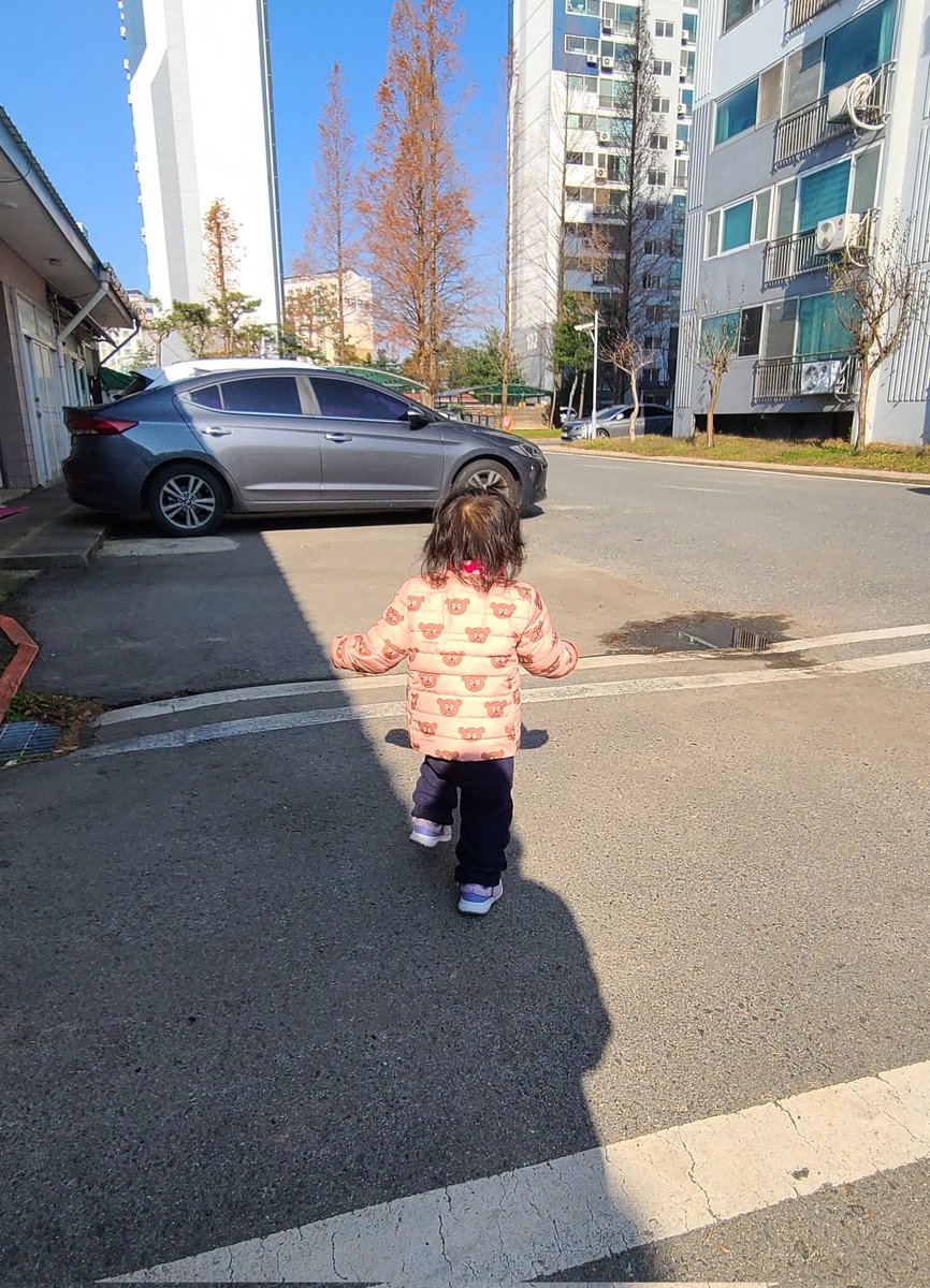 coreanol_'s tweet photo. Maria Montessori: Follow the child
Yo: Doña María, si sigo a mi niña sabrá Dios donde llegaremos 😅 facilmente al norte 👮🏻♂️👀
#peruanaenCorea #vidaenCorea https://t.co/PgaOTwTKGi