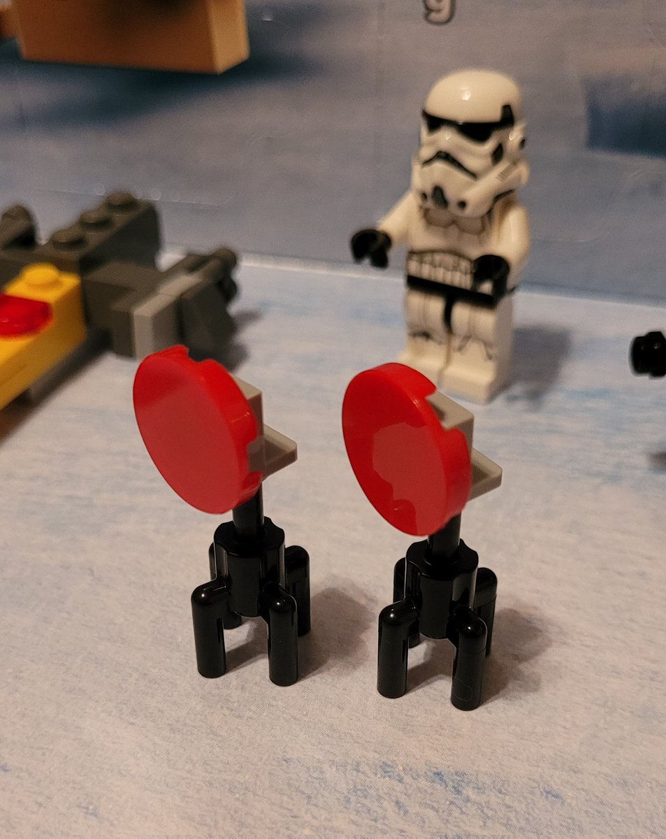 DiFlores23's tweet photo. Day 5 of the @LEGO_Group #StarWars #Mandalorian - No idea what these things are, but I built them! #AdventForAndrew https://t.co/eTjriljwcJ