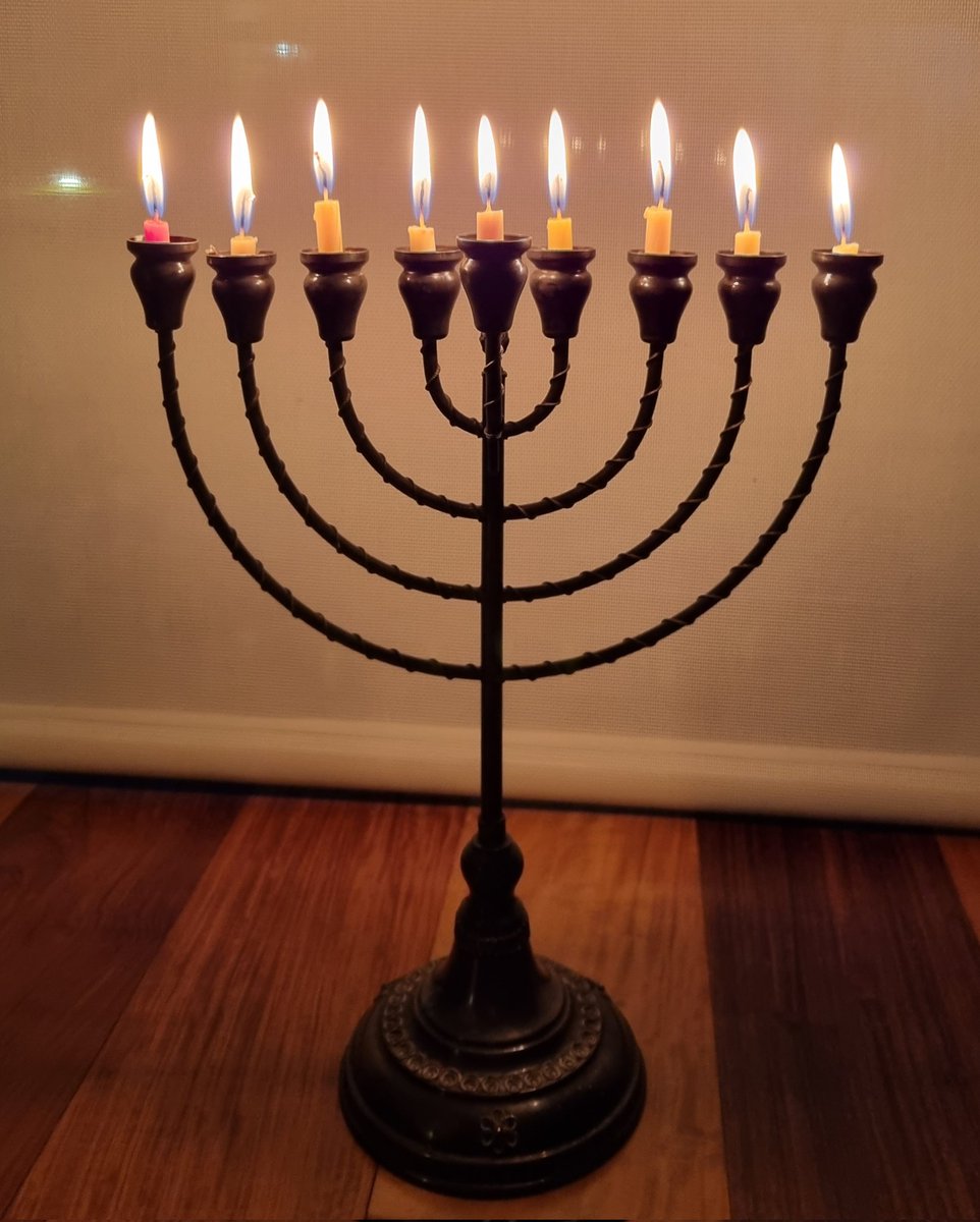 Última noche, última vela. Que la luz siempre triunfe sobre la oscuridad. #JánucaSameaj #HappyHannukah