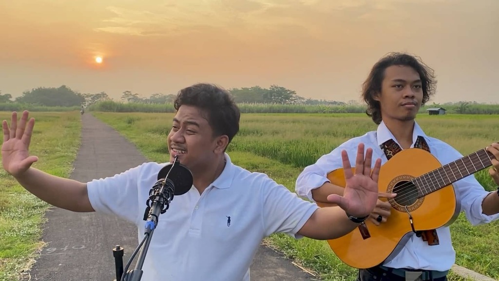 fasbuk_kds's tweet photo. Bikin Karya,
Lalu kita Obrolkan di FASBuK,,
Sementara Kita Masih Podcast Dulu yaaa...
Semoga Pandemi Secepatnya Berakhir...
Kalau mau lihat kaya apa mereka bisa cek di youtube FASBuK,
Bersama Duo Ganteng,,
@aan_hariyanto_sastro_amijoyo dan @yahyaharyanto… https://t.co/19pmypILcL https://t.co/1n1JSijxMw