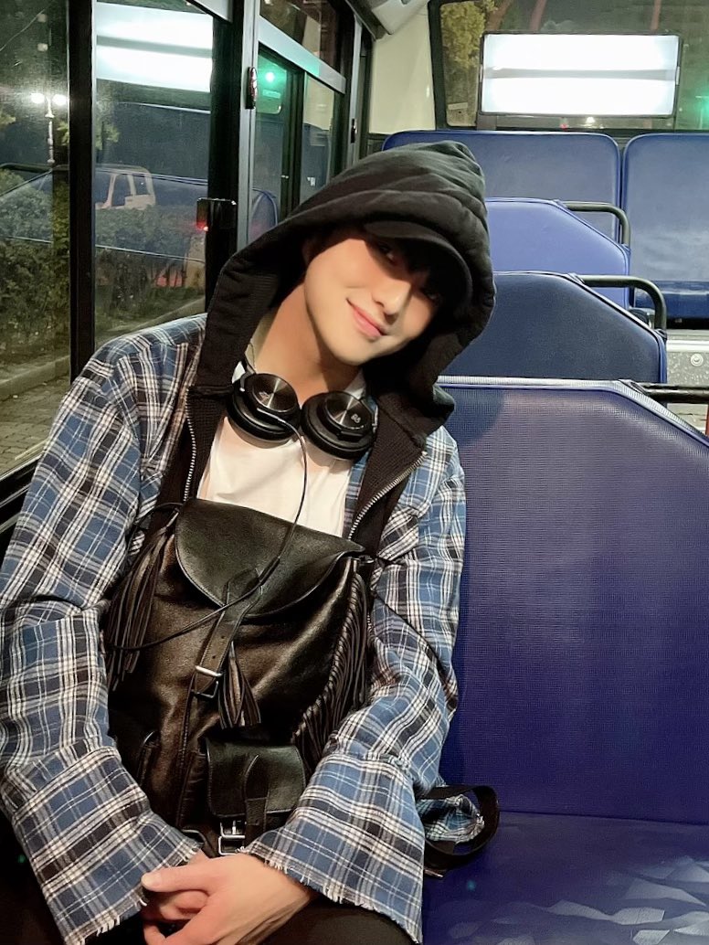 yg_winnercity's tweet photo. [🕓REPL4Y_WINNER🕓] 몇 번 버스 타면 되나여 선생녬,,🚐 #깡대장녬 

#WINNER #위너 #4OURCIRCLE #REPL4Y_WINNER #WINNERCITY https://t.co/9GkY58TXvY