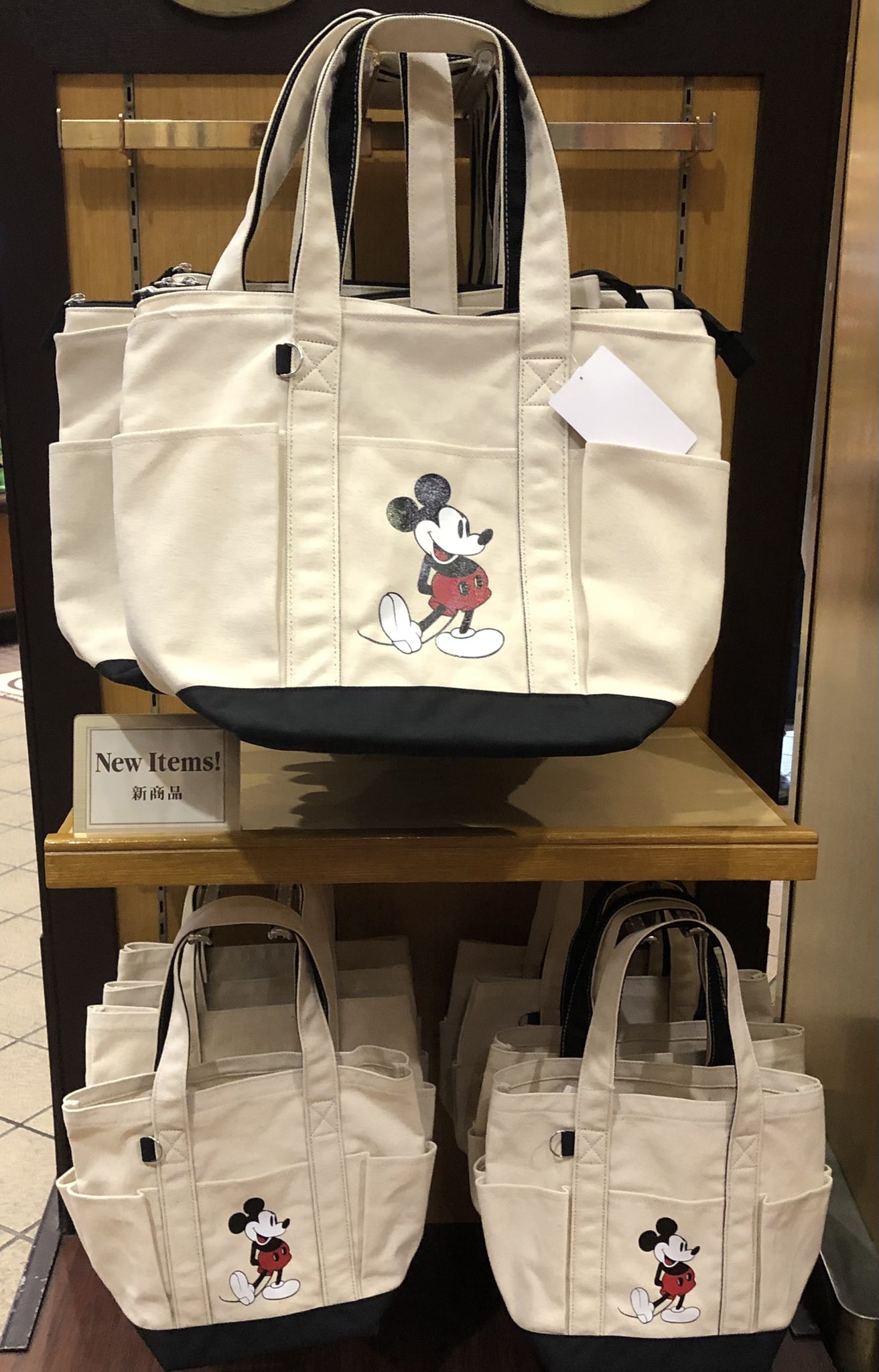 Maihama Style キャンパス地6ポケットトートバッグが大小２種類4点発売されました ミッキーとミニー柄でそれぞれの後側にはサイン入り ポケットが多いので使いやすそうです ディズニーランド ディズニーシー ディズニーリゾート トートバッグ