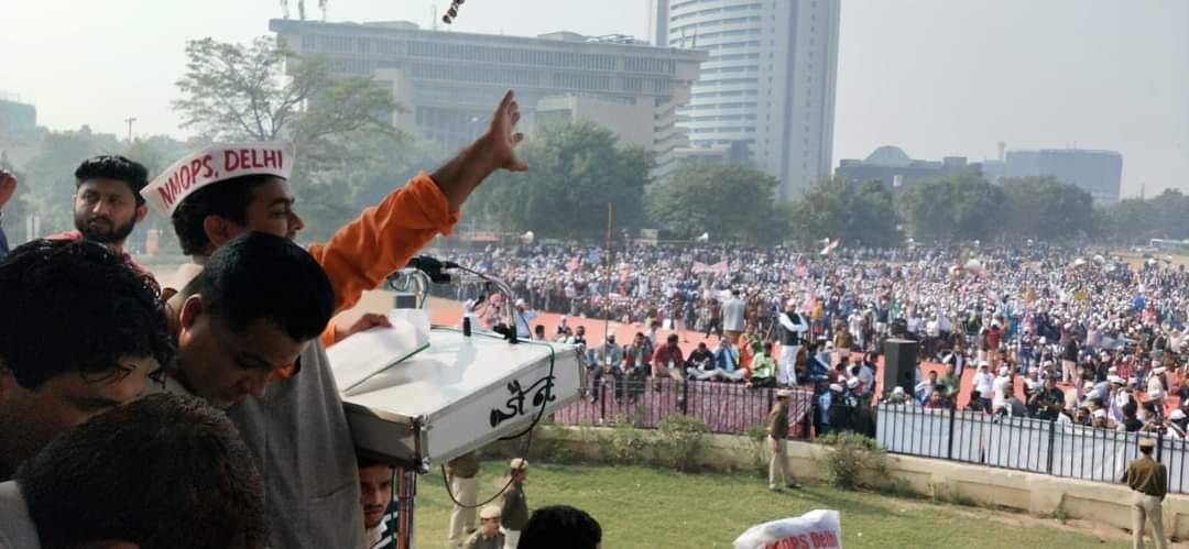 हर चुनाव राजनेताओ के सेट मुद्दे पर आप चर्चा परिचर्चा करते व वोट डालते है इस बार आप मुद्दा सेट करो उस पर हर राजनेता चर्चा परिचर्चा करे और हम लोगों के मुद्दे को प्राथमिकता मे लाये।तो देखना आपके के मुद्दे का हल निकलेगा।डटे रहो खड़े रहो सिर्फ मुद्दे की बात करो।
#NPSनिजीकरणभारतछोड़ो