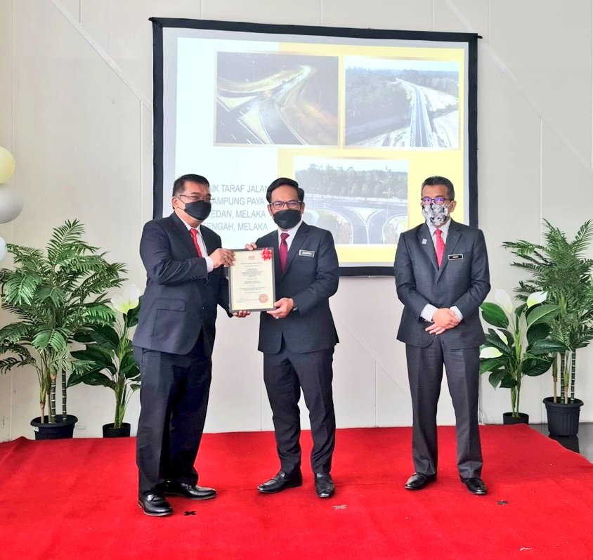 Alhamdulillah JKR Melaka mendapat Naib Johan Anugerah Pengurusan Pembinaan Terbaik bagi Kategori Projek RM20 juta ke atas, Projek Naiktaraf Jalan Kg Paya Redan, Ayer Molek, Melaka. <a href="/JKRMalaysia/">JKR Malaysia</a> <a href="/JKRMelaka/">JKR Melaka</a> <a href="/SulaimanMdAli1/">Sulaiman Md. Ali Official</a> <a href="/bahari_ir/">Shaharuddin Bahari</a> <a href="/JkrTengah/">JKRMelakaTengah</a> <a href="/kamelmohamad/">Kamel Mohamad</a>