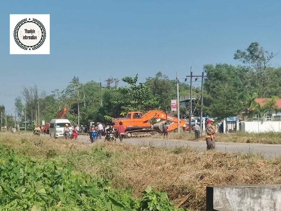 spring21MM's tweet photo. (1/2)
Not only SAC is destroying civilians' houses in #Hlaingtharyar Tsp,Yangon in with the name of invasion But Also Terrorists are threatening with their guns &amp; trying to seize the lands with strong evidence of land ownership. 
-Also on Dec 6 morning,terrorists are...
#Dec6Coup https://t.co/wRgay9D8Gx
