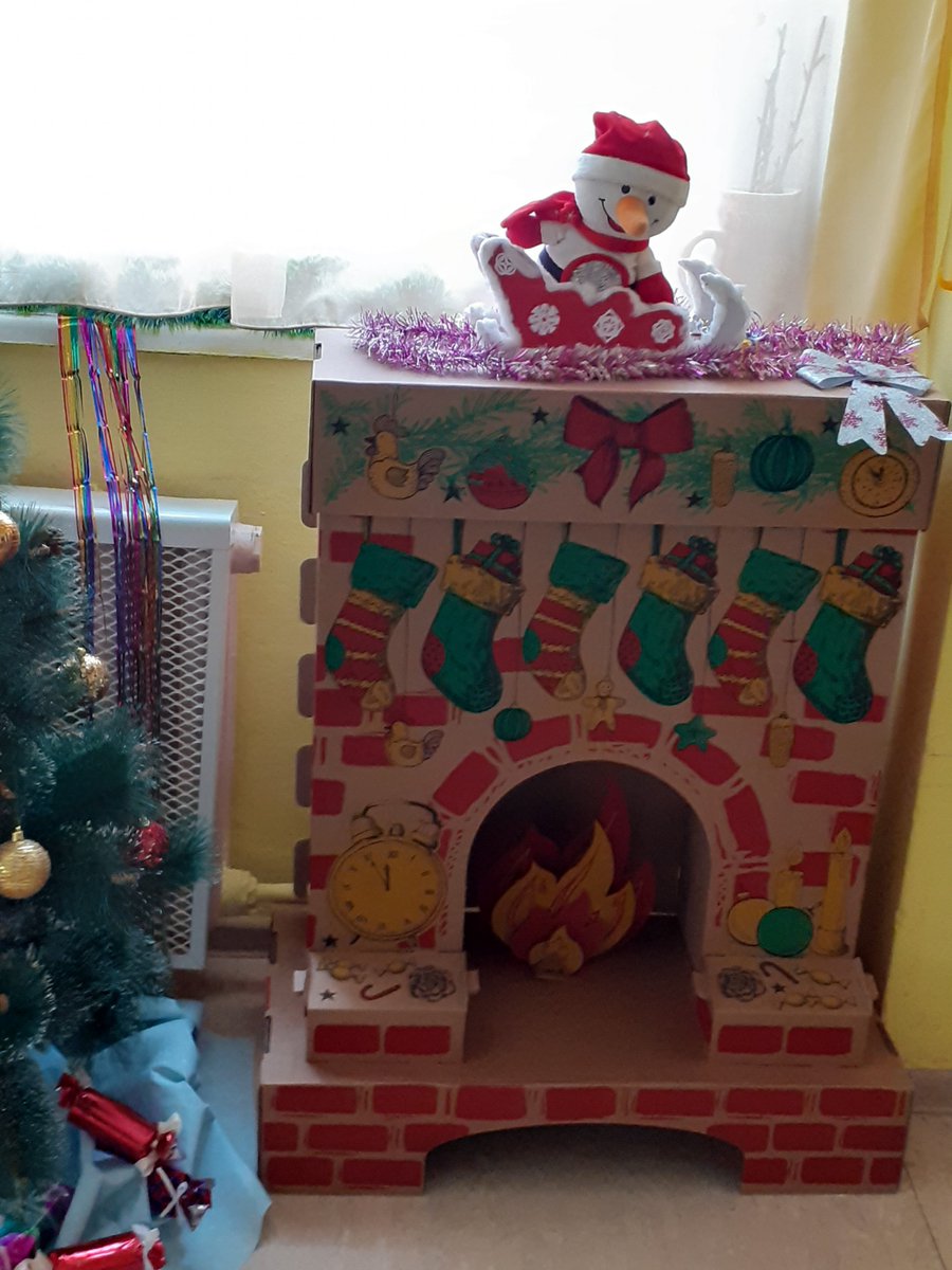 Украшение детского сада к Новому году помогает погрузиться в атмосферу приближающихся праздников. Придумывать и создавать украшения – приятное и захватывающее занятие, не требующее специальных навыков и умений. Самое главное здесь — не ограничивать своего воображения.