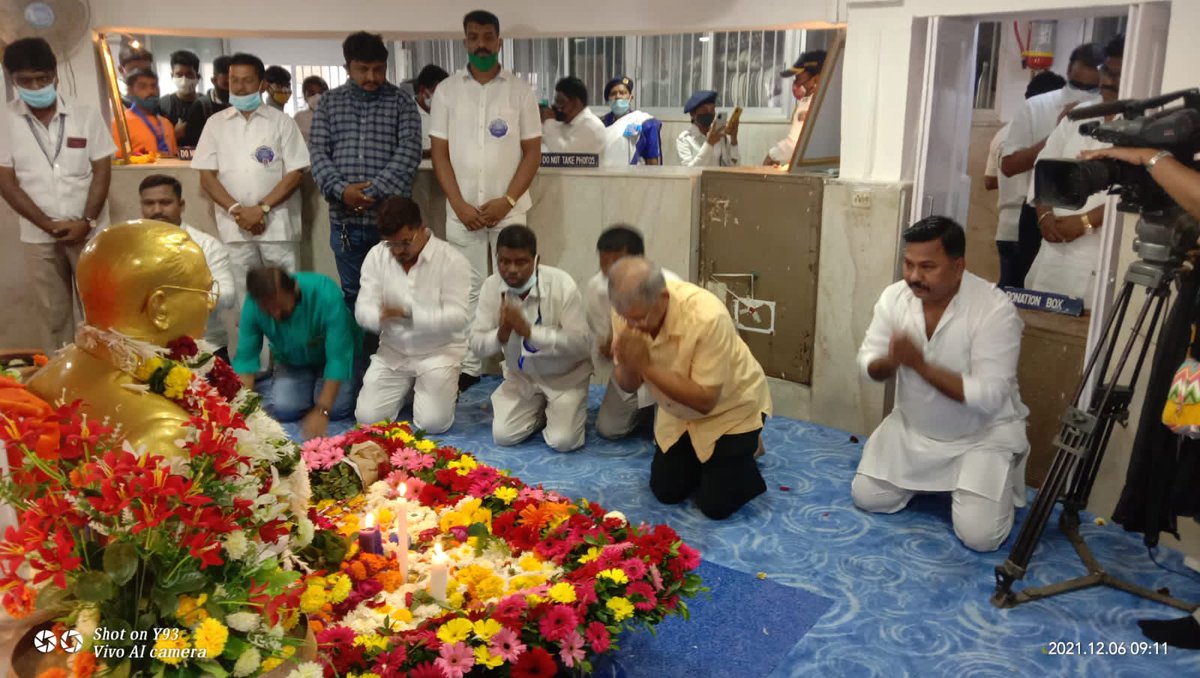 Prksh_Ambedkar's tweet photo. बाबासाहेबांचे आयुष्य म्हणजे अत्युच्च संघर्षाची व त्यागाची यशोगाथा, आभाळाएवढ्या आव्हानांना टक्कर देऊन लढलेलं आणी जिंकलेलं युद्ध. बाबासाहेबांनी जिंकलेल्या त्या युद्धामुळेच आज आपण स्वतंत्र आहोत. हे स्वातंत्र्य पुढच्या पिढीला द्यायचे असेल तर आपण सर्वांनी बाबासाहेबांच्या
१/१ https://t.co/VBxtNkaHUU