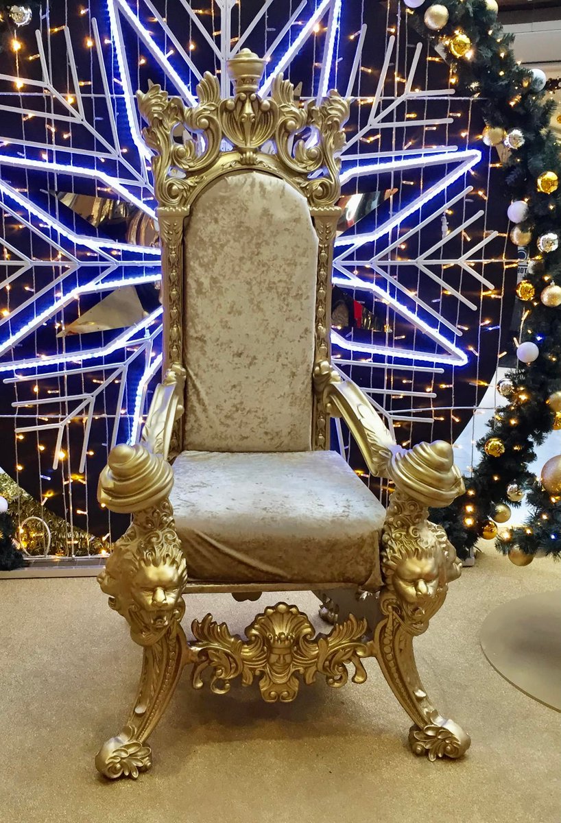 Only in Versailles, you know Santa 🎅 🧑‍🎄 is royal!!! 👑👑👑 🥰 🤣