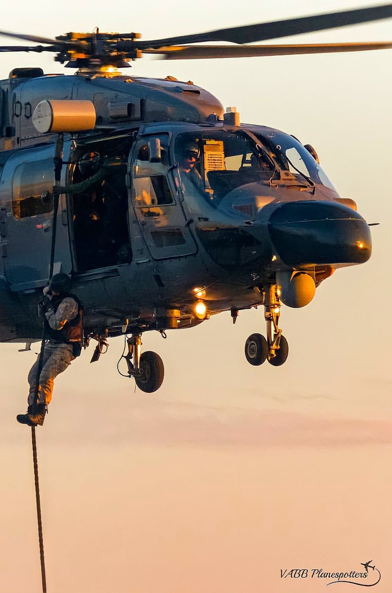 Defence_Squad_'s tweet image. Frogmen In Air 🇮🇳⚔️🔥
.
. 
#MARCOS #MarineCommandos #IndianNavy #SpecialForces