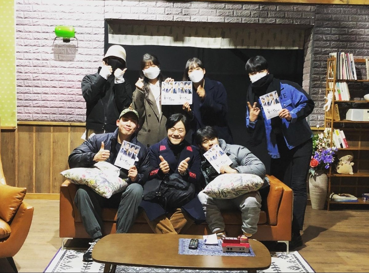 just_an_iKONIC's tweet photo. Junhoe and the halal gap 😂😭 https://t.co/Ey30osnJzq