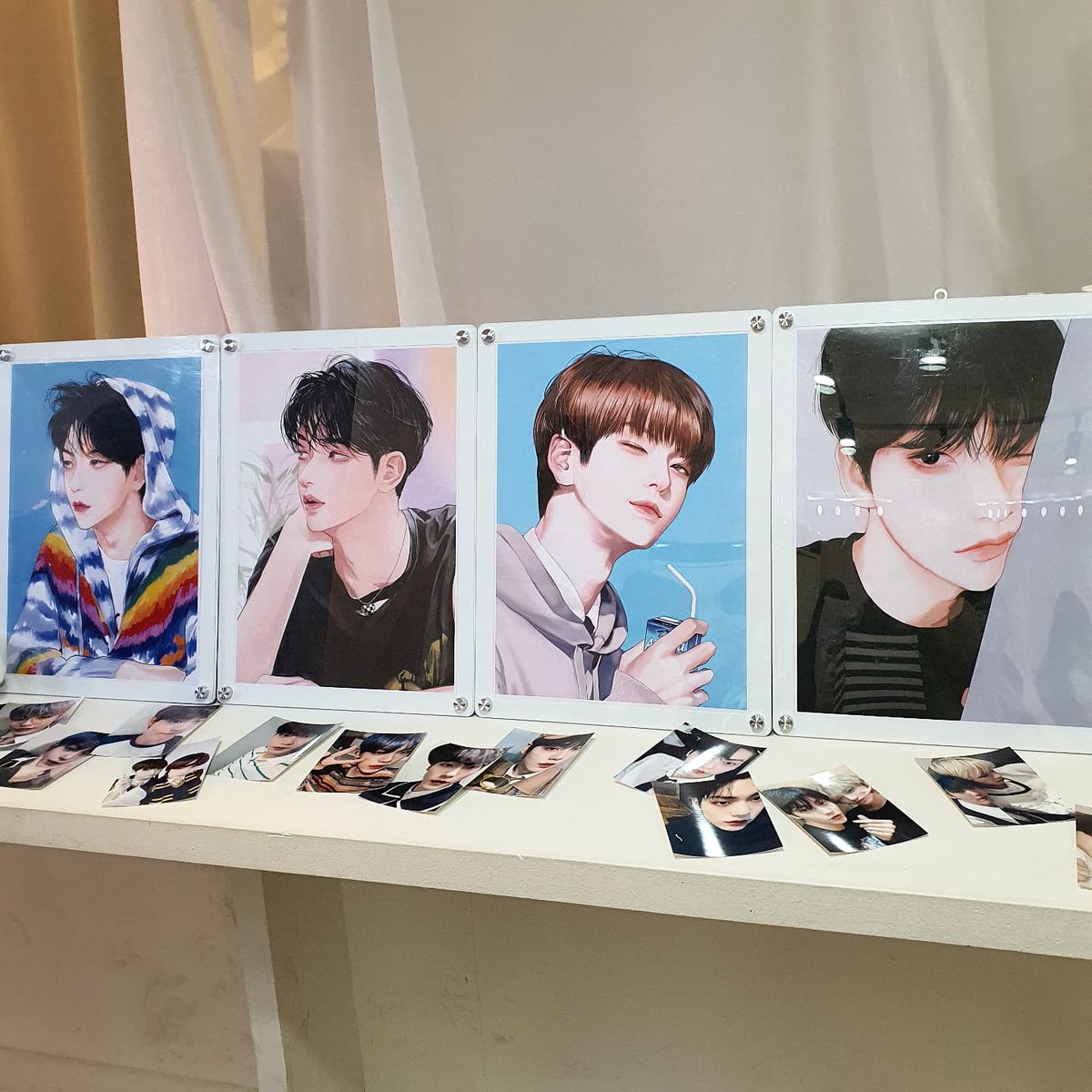 MARLANG_TXT's tweet photo. 카페 로제

한 걸음씩 움직일 때마다 사진 찍은 것 같아요😭
토란님, 일톤님 그림 보며 너무 좋다...라는 말밖에 안 한 것 같아요🥺 줄서서 2층에서 3층으로 이동 하는데에 작품들 보느라 시간 완전 순삭😲 예쁜 그림들과 이벤트 감사해요❤
#다정한_수빈이의_포근한_겨울
#Sweet_winter_with_Soobin https://t.co/QjUnimdgU8